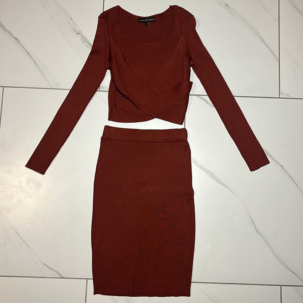 Two-piece elegant fall color garment, size small, brand almost famous